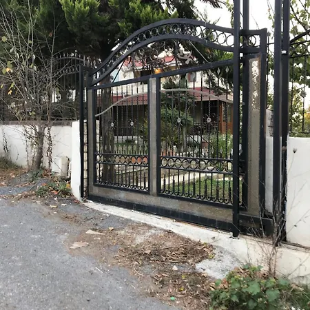 Havalimanina Cok Yakin Bahceli Villada 4 *